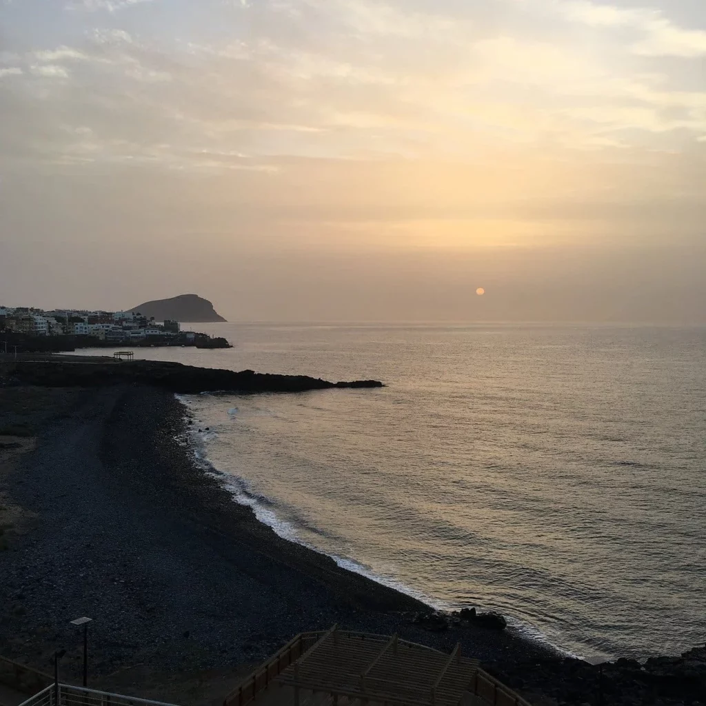 Les plages de sable noir aux Iles Canaries - destination pour cet hiver