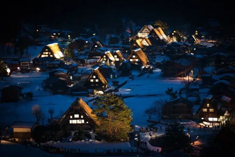 Le village de Shirakawa-go au Japon destination pour cet hiver